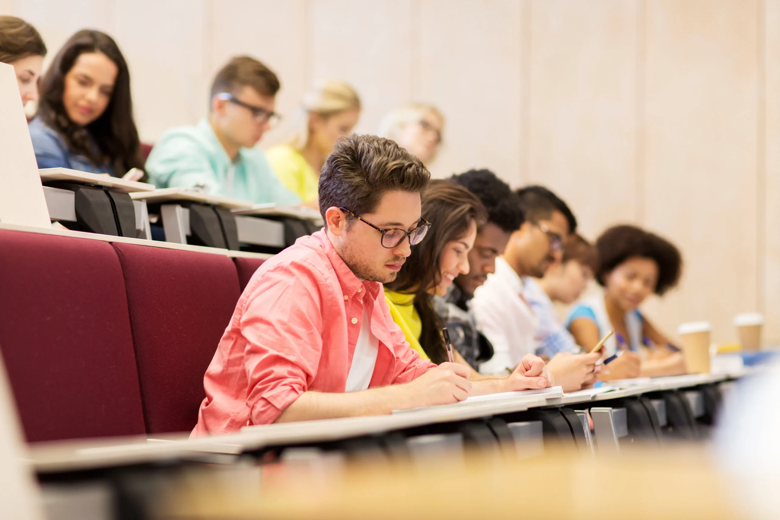 étudiants en train de travailler