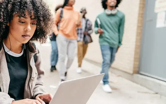 étudiants passant dans la rue